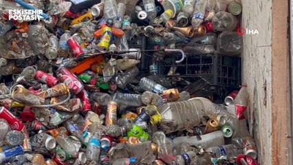 Eskişehir'de çöp evden çıkan dev fare görenleri tedirgin etti