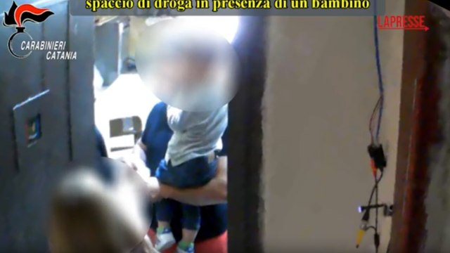 Colto a spacciare droga con il bambino in braccio a Catania: incastrato dalle immagini delle telecamere nascoste