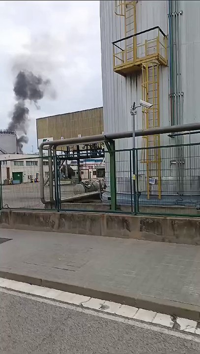 Incendio en el Port de Barcelona tras la explosión de un tanque de transporte de acetato de metilo