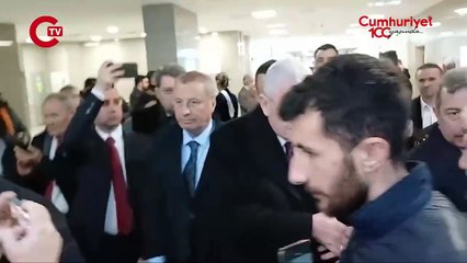 Iyi Parti Genel Başkanı Müsavat Dervişoğlu da Özdağ'a destek olmak için adliyeye geldi.