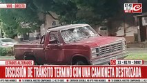 Lo chocaron y llamó a un grupo de amigos para que le destrocen la camioneta