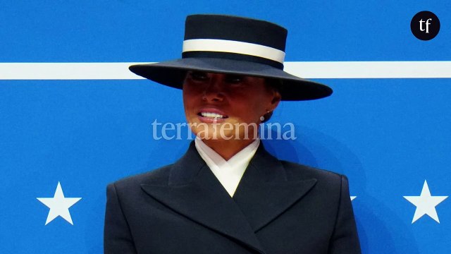 Elle a l'air ridicule : le look et le comportement étrange de Melania lors de l'investiture de Donald Trump font réagir les internautes