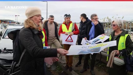 Finte multe sulle auto in sosta sulla ciclabile: la protesta della Fiab a Pisa