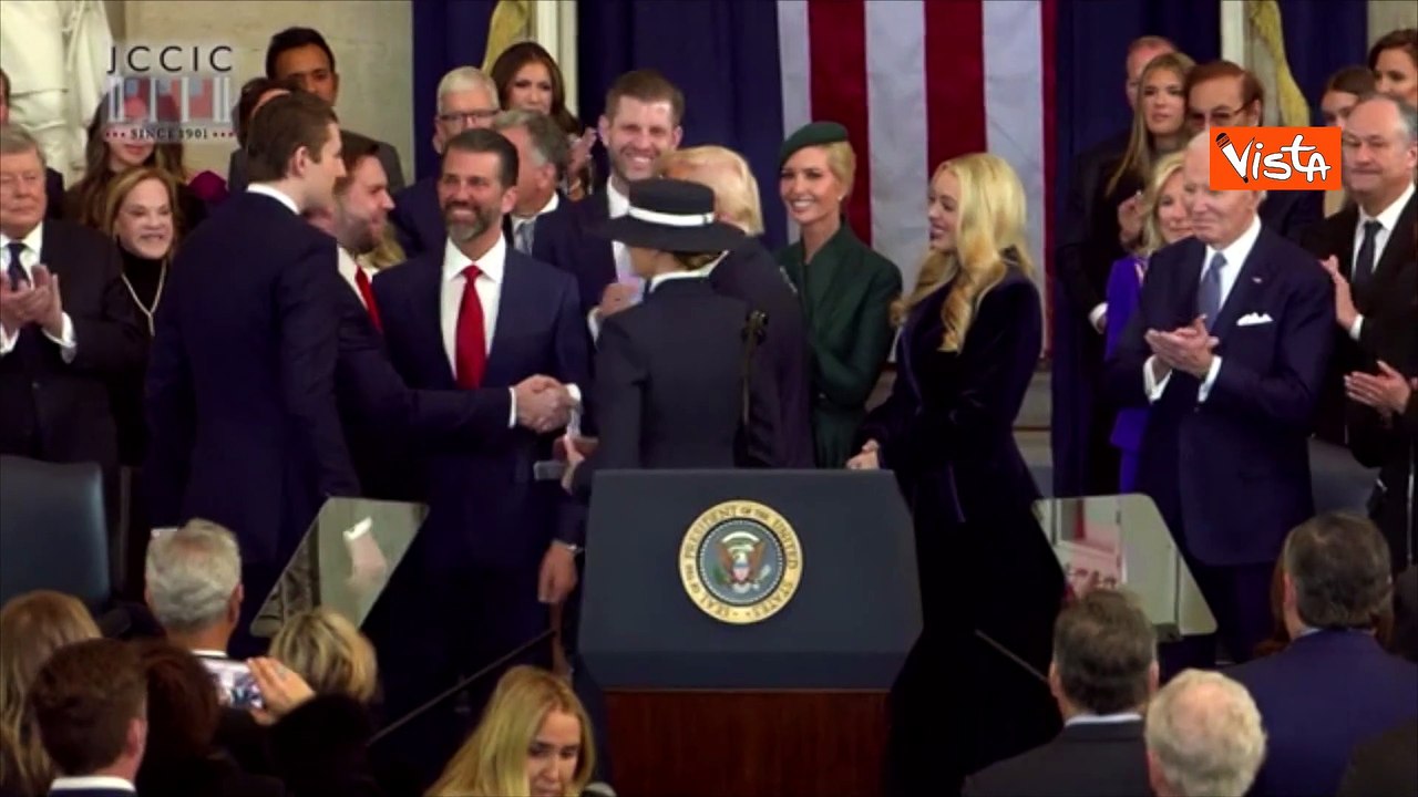 Barron Trump d? la mano a Biden e gli sussurra qualcosa, lui cambia improvvisamente espressione