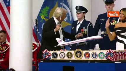 Trump balla al ritmo di Ymca alla cena presidenziale, anche Melania accenna dei passi di danza
