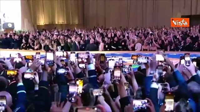 Il ballo inaugurale di Trump e Melania dopo l'insediamento. Lei elegantissima in abito lungo