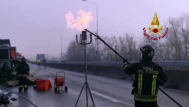 Brescia, camion in fiamme in Tangenziale Ovest: vigili del fuoco in azione