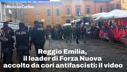 Reggio Emilia, il leader di Forza Nuova accolto da cori antifascisti: il video