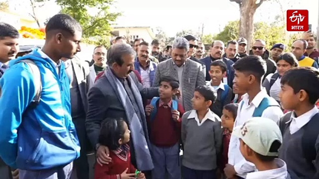 काफिला रोक स्कूली बच्चों से मिले सीएम सुक्खू, स...