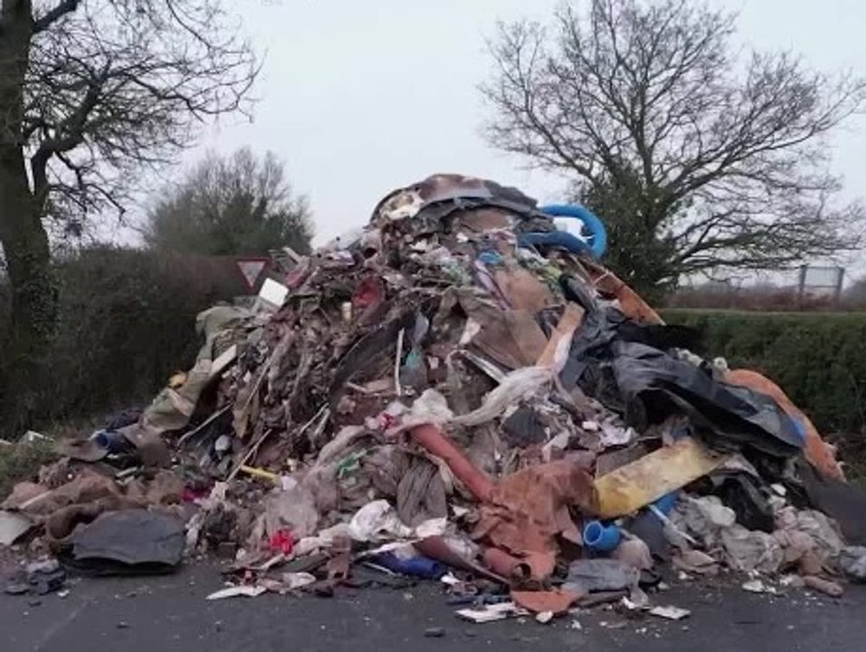 Illegaler Müllhaufen sorgt für Chaos in britischer Stadt