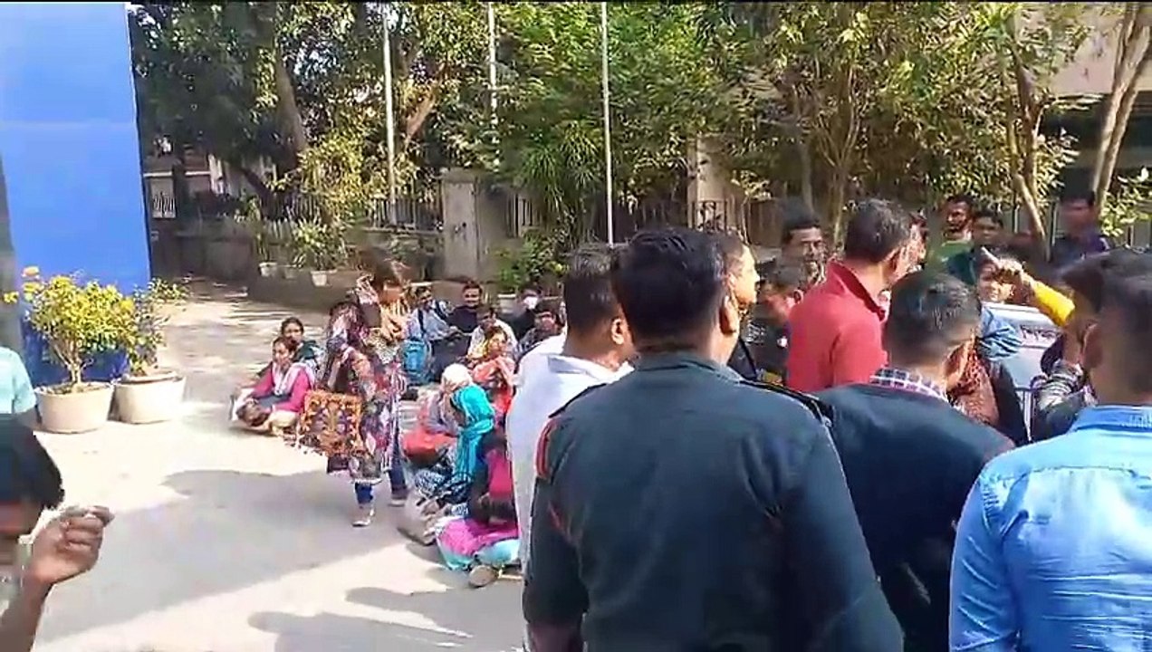 সল্টলেকে APC ভবনের ভিতরে বসে পড়ে বিক্ষোভ। নিয়োগ...