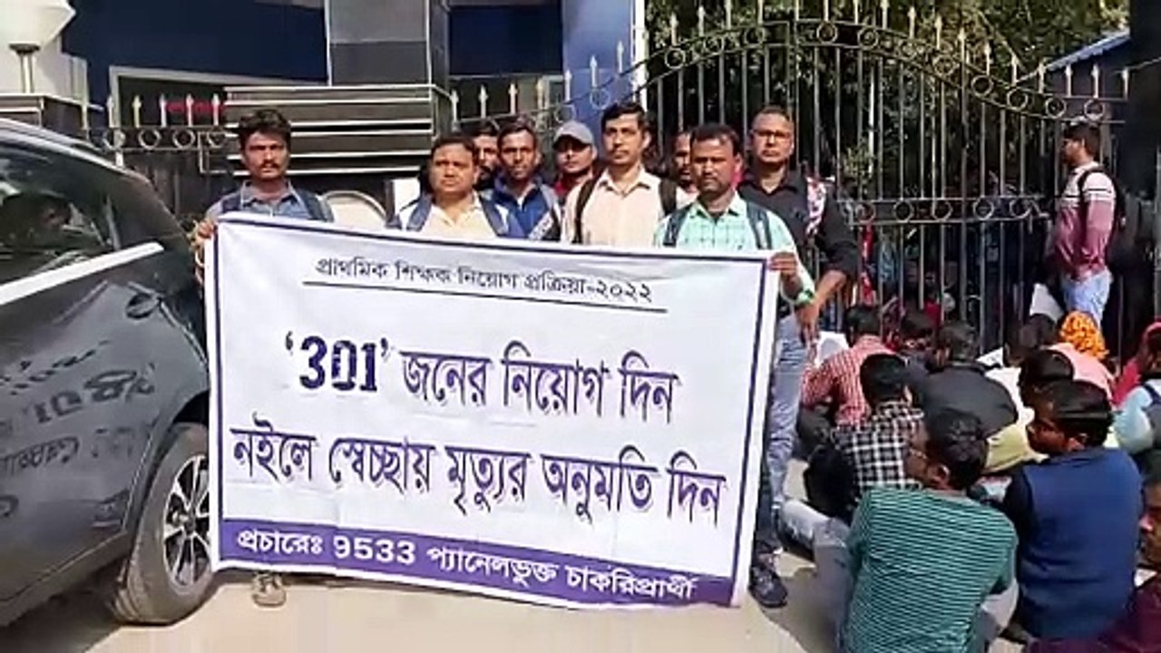 সল্টলেকে APC ভবনের ভিতরে বসে পড়ে বিক্ষোভ। নিয়োগ পত্রের দাবিতে বিক্ষোভ। ৯৫৩৩ জনের মধ্যে বাকি থাকা ৩০১ জনকে নিয়োগ পত্র দেওয়ার দাবিতে বিক্ষোভ চাকরি প্রার্থীদের। আচমকা APC ভবনের ভিতরে ঢুকে পড়ায় বিধাননগর প