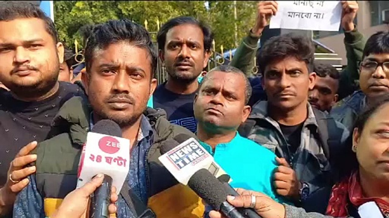 সল্টলেকে APC ভবনের ভিতরে বসে পড়ে বিক্ষোভ। নিয়োগ...
