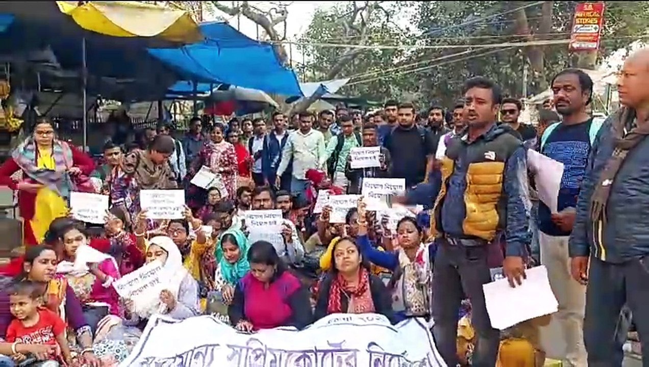 সল্টলেকে APC ভবনের ভিতরে বসে পড়ে বিক্ষোভ। নিয়োগ পত্রের দাবিতে বিক্ষোভ। ৯৫৩৩ জনের মধ্যে বাকি থাকা ৩০১ জনকে নিয়োগ পত্র দেওয়ার দাবিতে বিক্ষোভ চাকরি প্রার্থীদের। আচমকা APC ভবনের ভিতরে ঢুকে পড়ায় বিধাননগর প