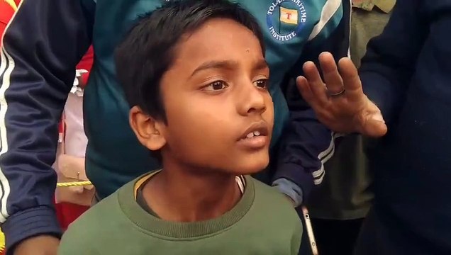 মুখ্যমন্ত্রীর অটোগ্রাফ পেয়ে খুশি তৃতীয় শ্রেণীর এক ছাত্র ও তার পরিবার