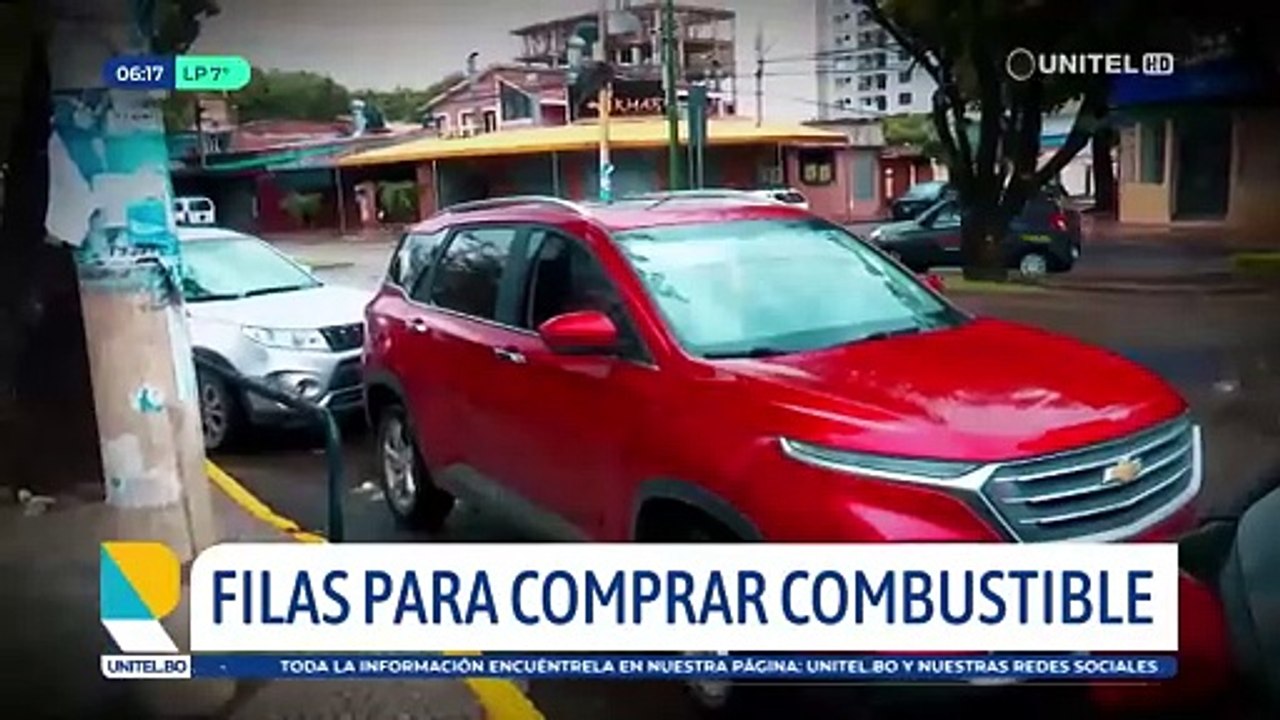 Cochabamba: Larga fila de vehículos aguarda gasolina en surtidor que amaneció sin el combustible