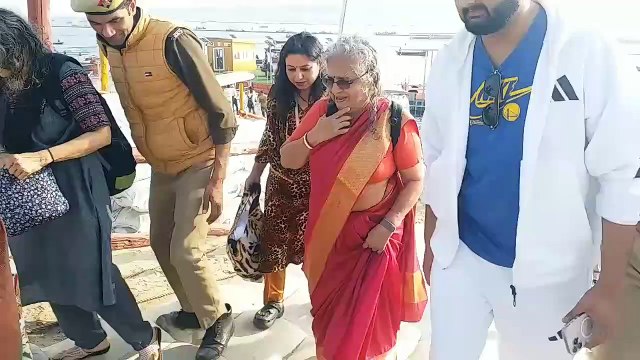 नारायण सुधा मूर्ति ने संगम में स्नान कर मंत्रों के द्वारा बताया त्रिवेणी स्नान महत्व