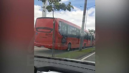 Homem é flagrado pendurado em ônibus na Linha Verde