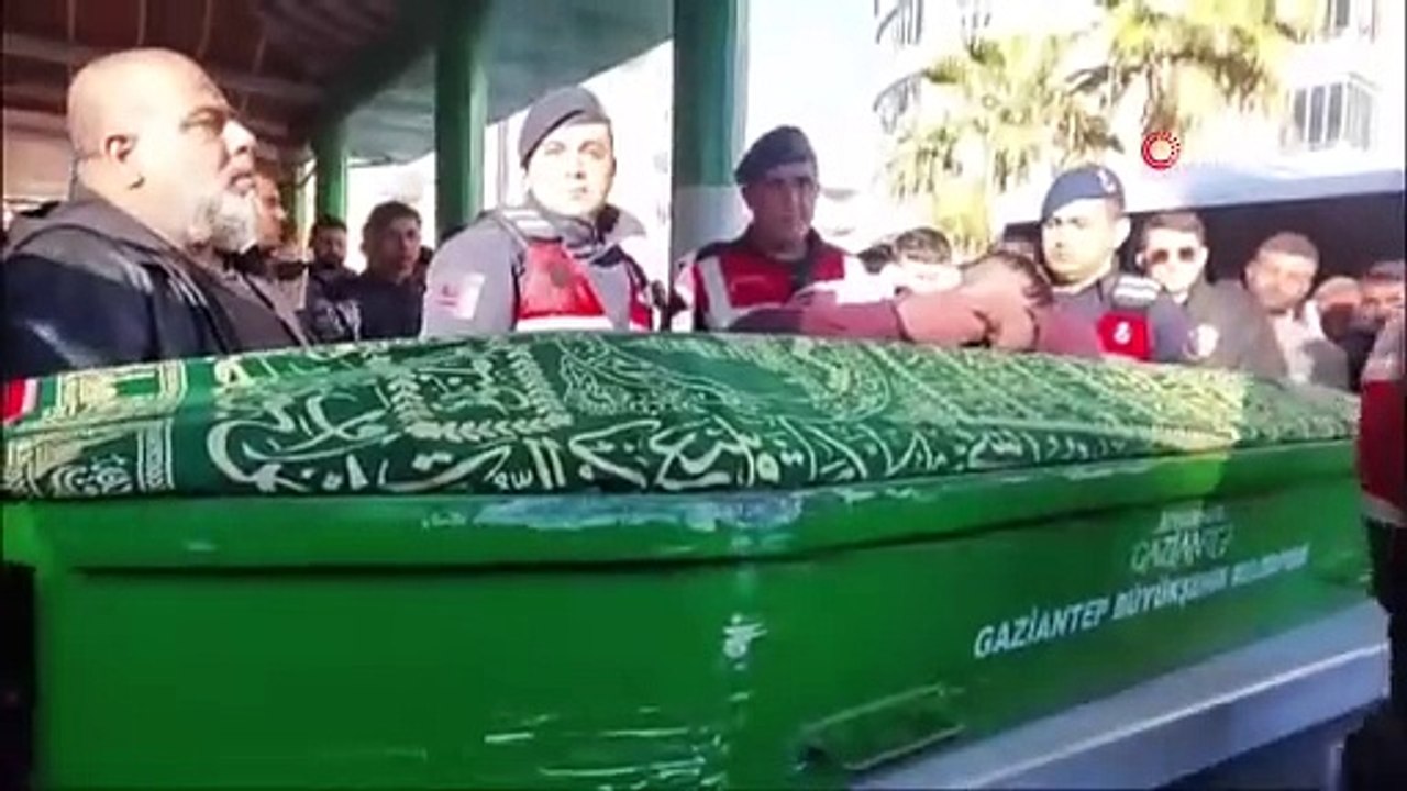 Yangında ölen 2 çocuk defnedildi, özel izinle cenazeye katılan baba gözyaşlarına boğuldu