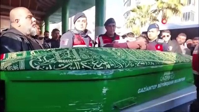 Yangında ölen 2 çocuk defnedildi, özel izinle cenazeye katılan baba gözyaşlarına boğuldu