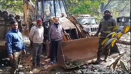 डोमचांच के जंगली क्षेत्र में ढिबरा के अवैध उत्खनन में लगे जेसीबी मशीन को वन विभाग ने किया जप्त ,खनन माफिया हुए फरार