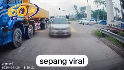 轿车被三辆货车夹击，惊险瞬间曝光🚗🚚