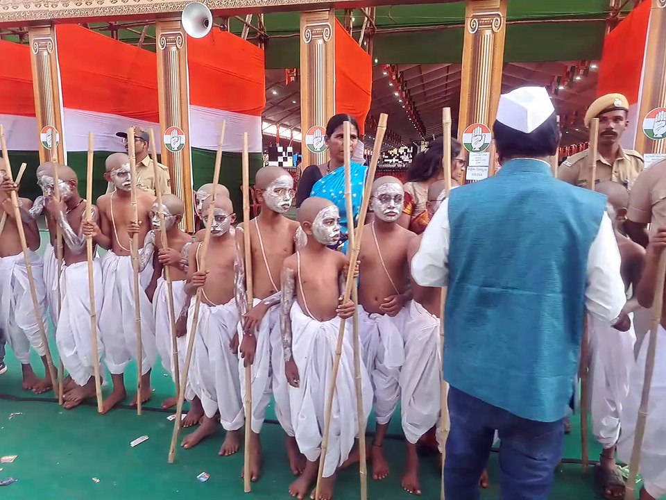 ಕಾಂಗ್ರೆಸ್ ಸಮಾವೇಶದಲ್ಲಿ ಮಹಾತ್ಮನ ದರ್ಶನ: ಗಮನ ಸೆಳೆದ 101 ಗಾಂಧೀಜಿ ವೇಷಧಾರಿ ಮಕ್ಕಳು