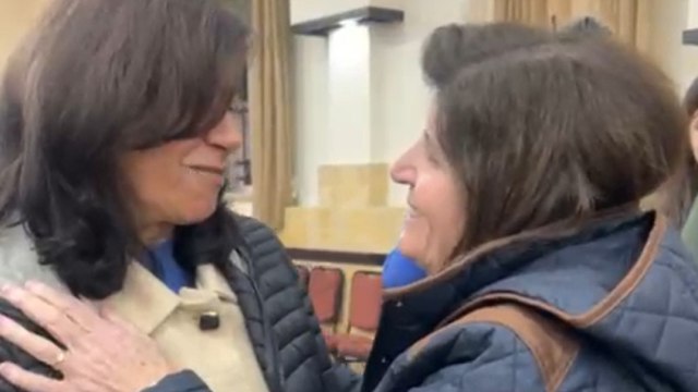 Ramallah, la festa in una chiesa per il ritorno di Khalida Jarrar e le altre prigioniere dalle carceri di Israele