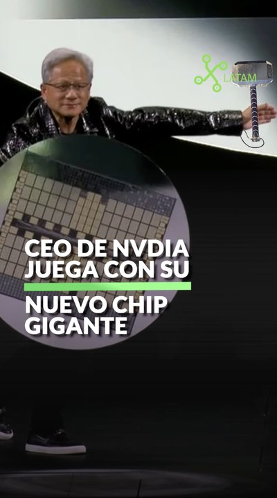 CEO NVIDIA con chip gigante