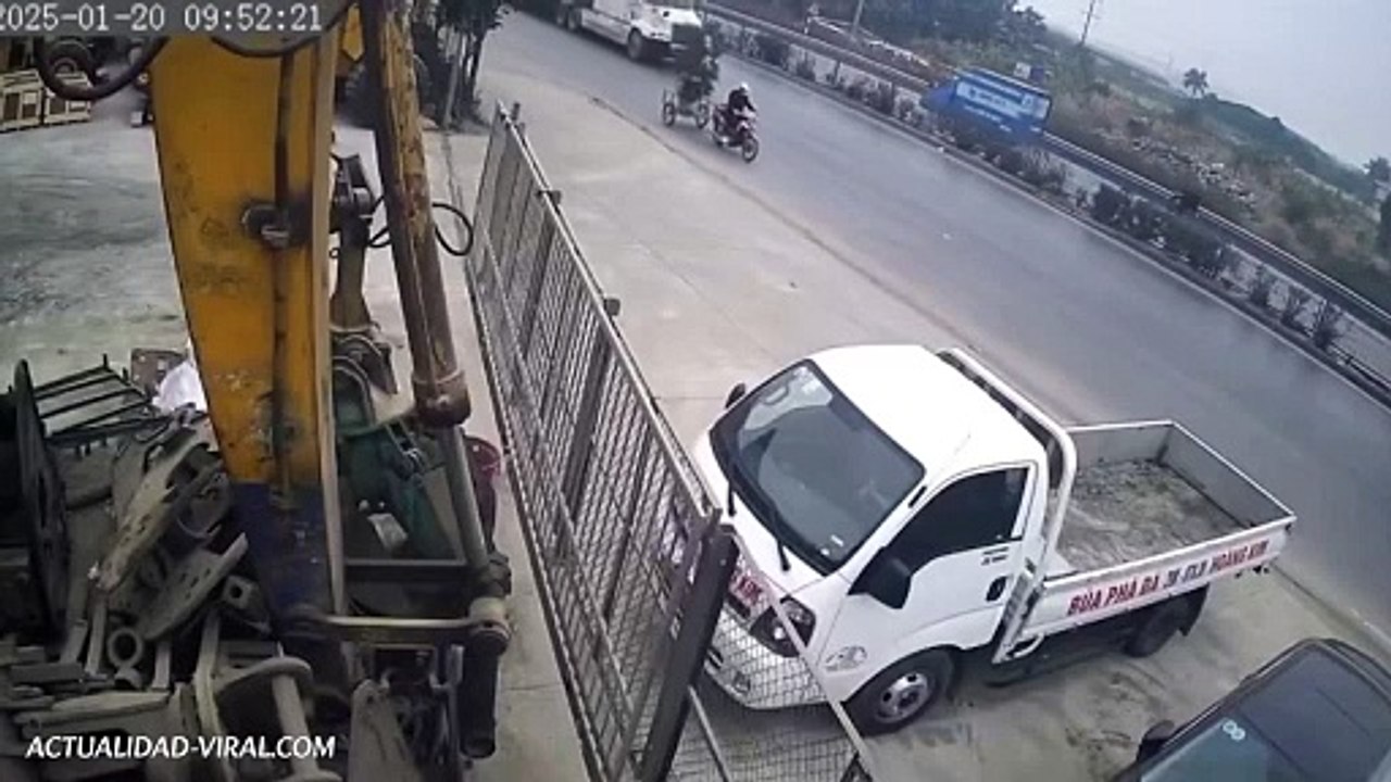 Imágenes fuertes: ¡Perdió el control! Universitaria en motocicleta fue aplastada por un camión