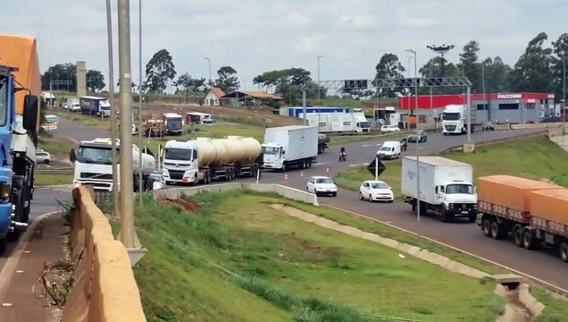 Carreta Bitrem interdita Trevo Cataratas e forma engarrafamento monstruoso Cascavel