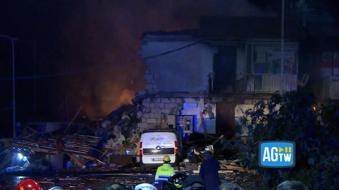 Esplosione a Catania, crolla palazzina di tre piani: soccorritori sul posto