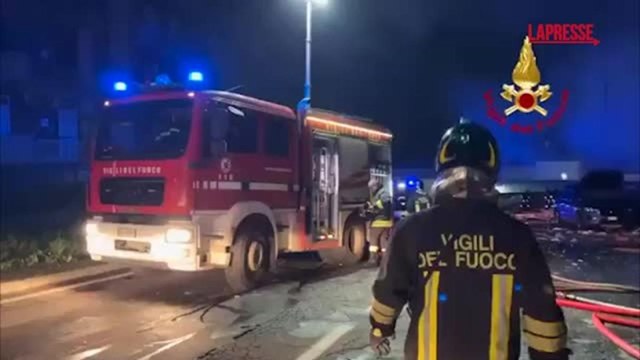 Catania, palazzina crolla dopo esplosione: vigili del fuoco sulla scena