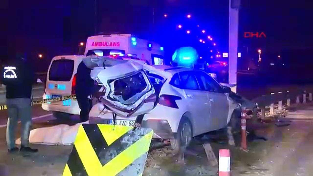 Ankara'da refüjdeki demir bariyerlere çarpan otomobilin sürücüsü öldü