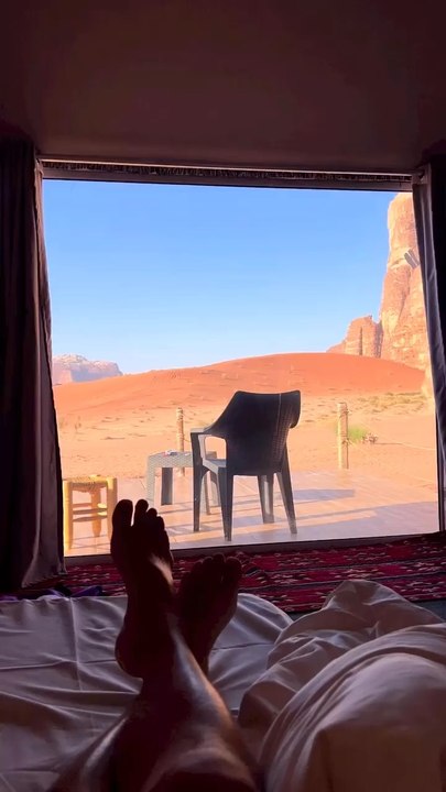 Réveil magique au Wadi Rum 🌄  Découvrez le désert de Jordanie