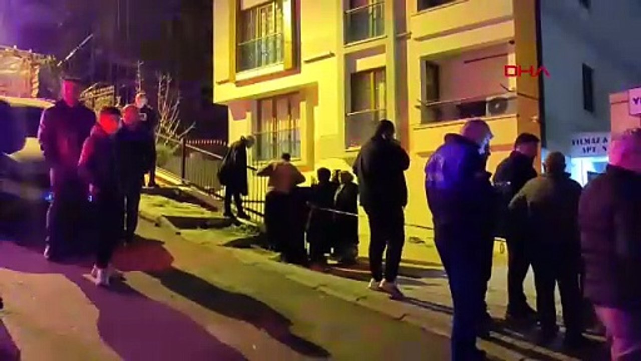 İstanbul-Kartal'da toprak kayması; otomobil inşaatın temel çukuruna düştü