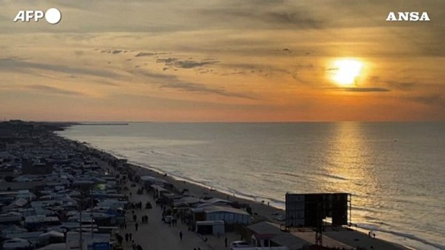 Gaza, il sole tramonta su al-Zawayda mentre inizia la tregua tra Israele e Hamas