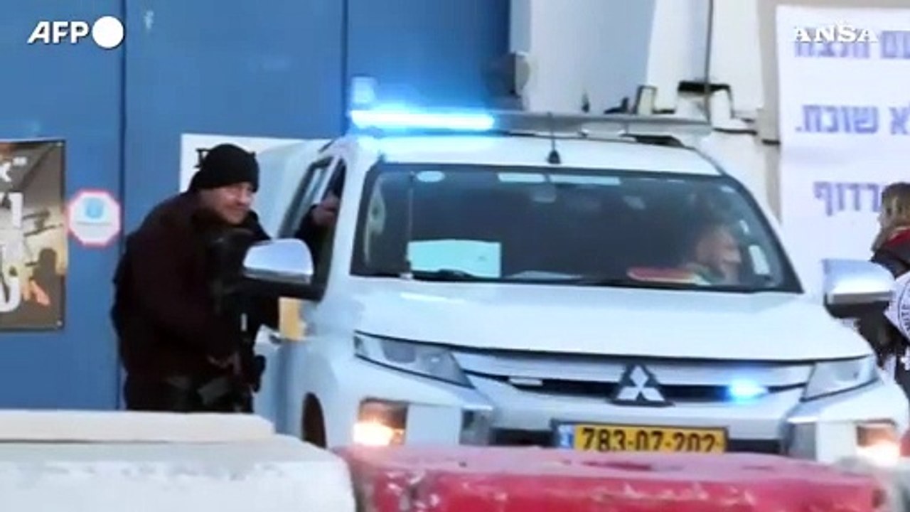 Cisgiordania: veicoli della Croce Rossa al carcere di Ofer, attivisti di estrema destra tentano un blocco