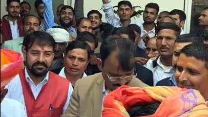 उपमुख्यमंत्री डॉ प्रेमचंद बैरवा ढोल नगाड़ों जमकर थिरके, बैरवा को बधाई देने पहुंचे थे कार्यकर्ता