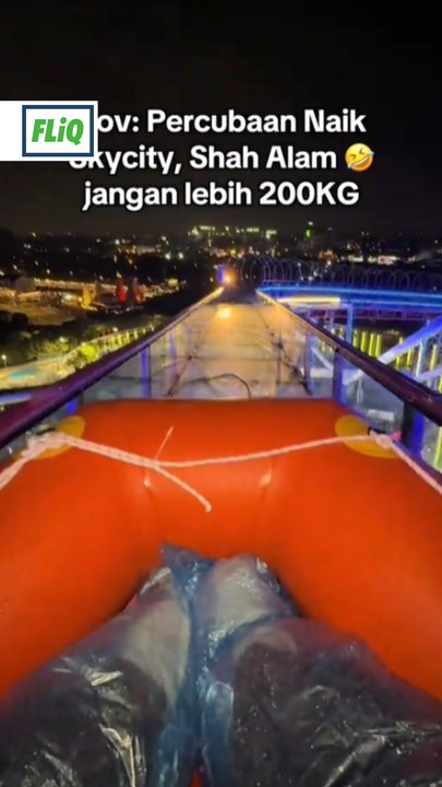 Glass water slide pertama di Malaysia