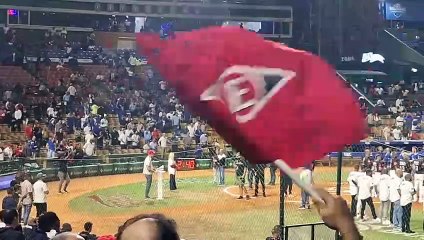 Miriam Cruz interpreta el Himno Nacional previo al segundo juego de la Serie Final entre Licey y Leones
