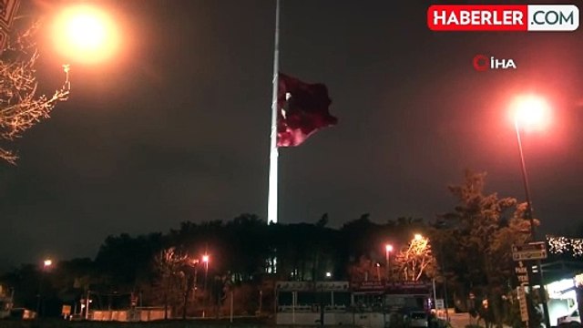 Milli yas ilan edilmesiyle İstanbul'da bayraklar yarıya indirildi