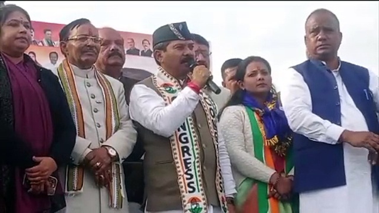 कांग्रेस पार्टी के मेयर प्रत्याशी वीरेंद्र पोखरियाल को मिला गढ़ रत्न नरेंद्र नेगी का आशीर्वाद मंच पर भावुक हुए वीरेंद्र पोखरियाल