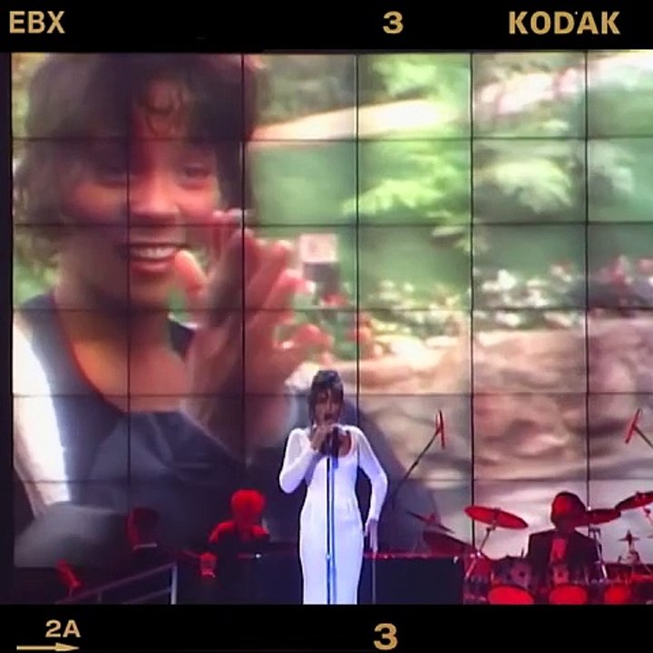 Whitney Houston Performa "I Will Always Love You" At The 1994 GRAMMY Great Performance