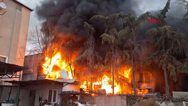 Maltepe'de korkutan yangın! Polyester deposu alevlere teslim oldu