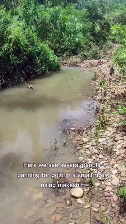 Traditional Gold Panning! Manual Scrop and Hayak on the Small River"