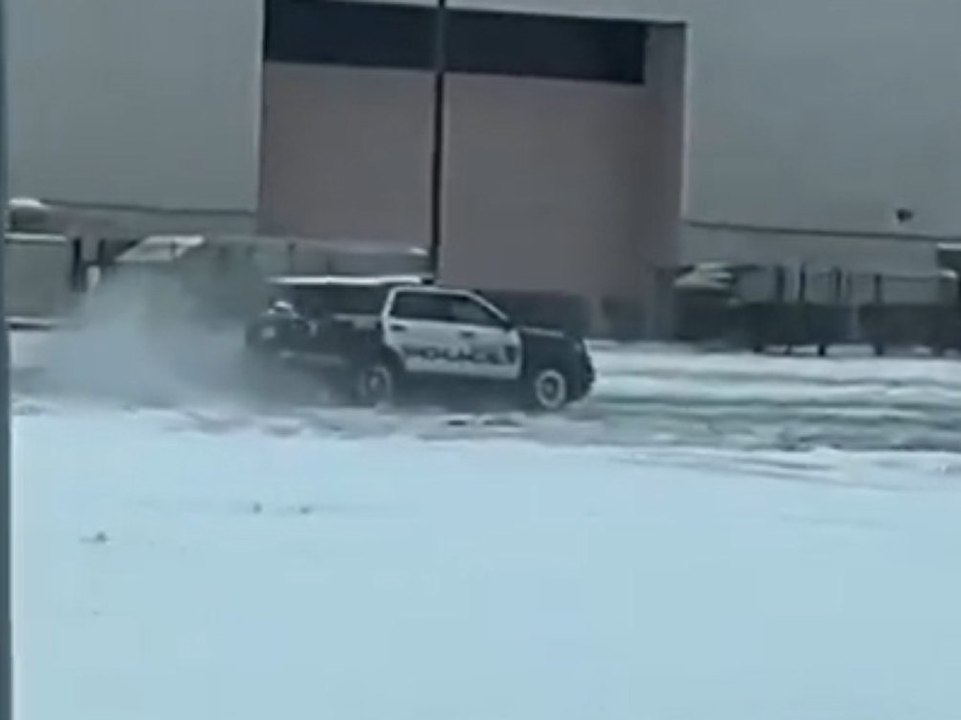 USA: Polizei dreht Donuts im Schnee - Teenager sorgen für Chaos