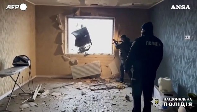 Ucraina, droni russi sulla regione di Kiev: la polizia ispeziona i danni
