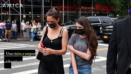 Suri Cruise e la sorpresa a mamma Katie Holmes, a teatro