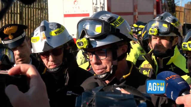 I vigli del fuoco sul crollo a Catania: «Non risultano dispersi, concentrazioni di gas sono in calo. Coinvolta un'area di 16 ettari»